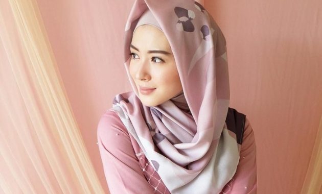 Pilihan Pas Warna Jilbab untuk Aktivitas Siang Hari