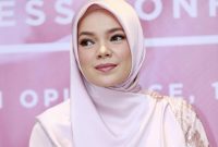 Ini Jawaban Bijak Dewi Sandra Ketika Ditanya “Ikut Islam Aliran Mana?”