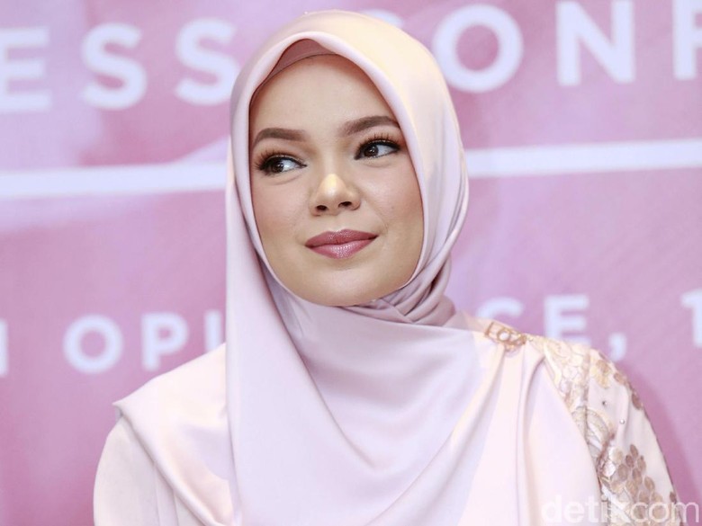 Ini Jawaban Bijak Dewi Sandra Ketika Ditanya "Ikut Islam Aliran Mana?"