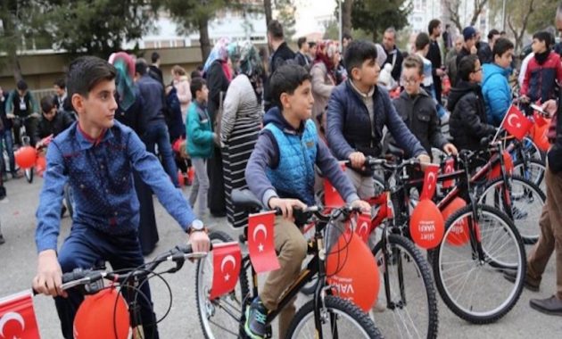 Di Istanbul, Anak-Anak yang Sholat Subuh di Masjid Dapat Sepeda