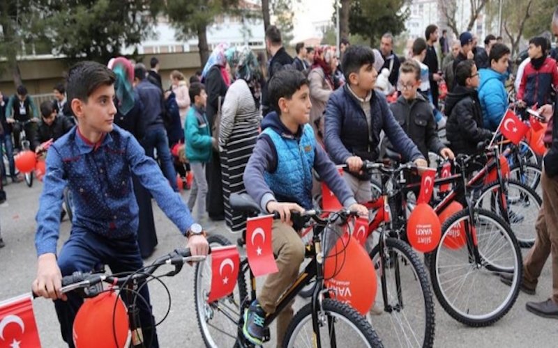 Di Istanbul, Anak-Anak yang Sholat Subuh di Masjid Dapat Sepeda