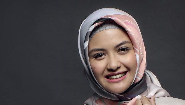 Revalina S. Temat: “Cantik Tak Melulu Harus Ber-make Up Tebal”