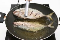 Tips Aman Menggoreng Ikan Agar Minyak Tak Meletup