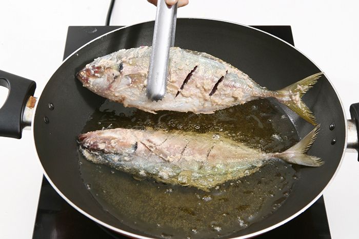 Tips Aman Menggoreng Ikan Agar Minyak Tak Meletup