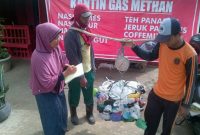 Kisah Pemilik Warung Makan Dibayar Pakai Sampah Hingga Bisa Biayai Kuliah Anaknya