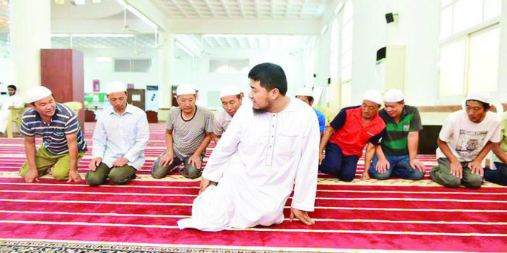Kebaikan Imam Masjid Membawa 9 Buruh China Masuk Islam