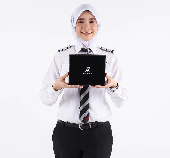 Pilot Berhijab Asli Indonesia yang Keren dan Tangguh