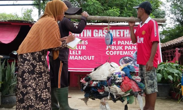 Kisah Pemilik Warung Makan Dibayar Pakai Sampah Hingga Bisa Biayai Kuliah Anaknya