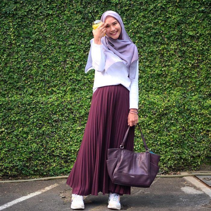 10 Ide Padu Padan Rok Plisket untuk Kamu yang Berhijab!