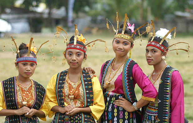 pakaian adat 34 provinsi beserta gambarnya