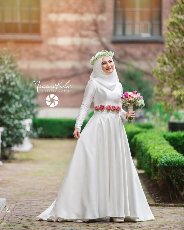 10 Inspirasi Gaun Pernikahan Ourdoor untuk Muslimah