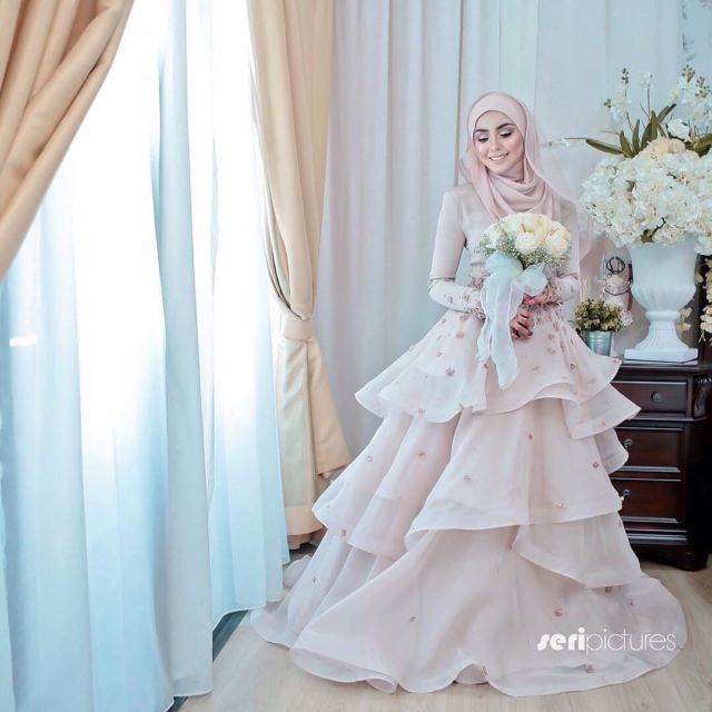 10 Inspirasi Gaun Pernikahan Ourdoor untuk Muslimah