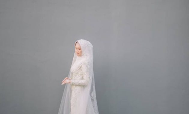 10 Inspirasi Gaun Pernikahan Ourdoor untuk Muslimah