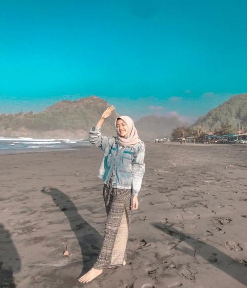 7 Inspirasi Outfit ke Pantai untuk Hijaber