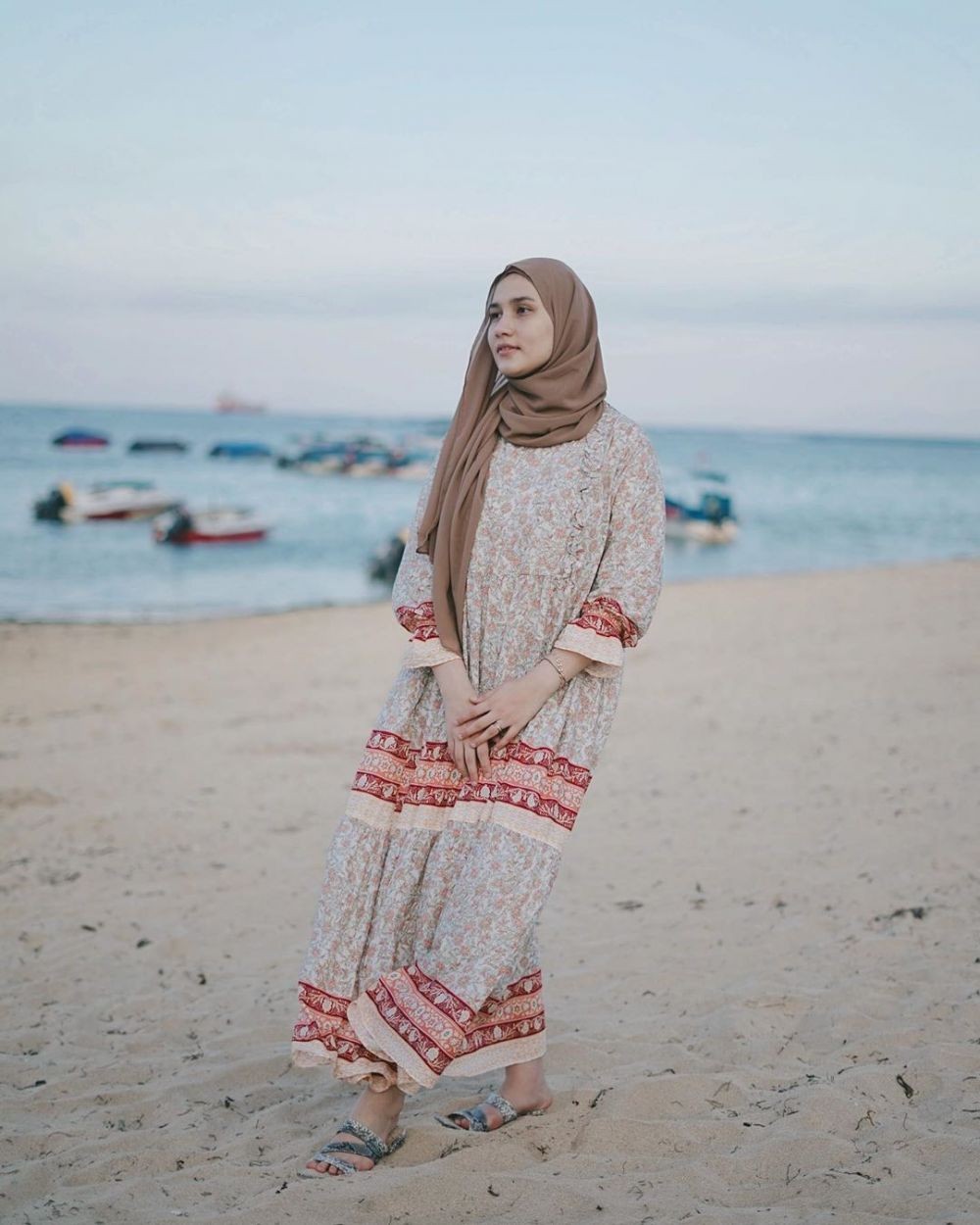 7 Inspirasi Outfit ke Pantai untuk Hijaber