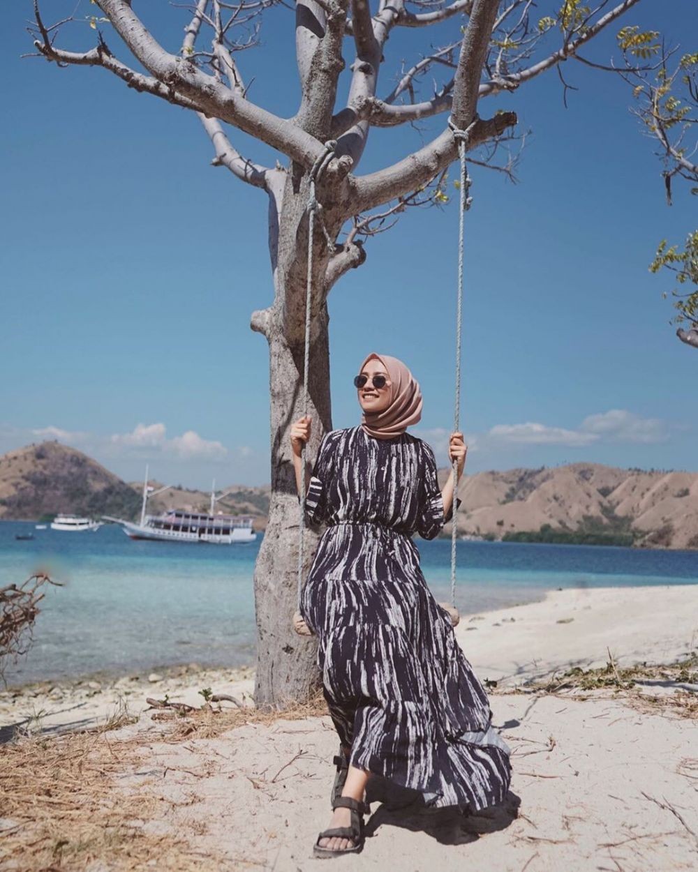 7 Inspirasi Outfit ke Pantai untuk Hijaber