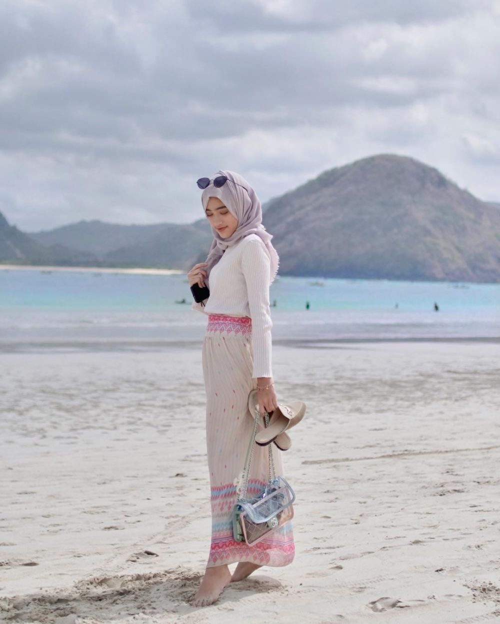 7 Inspirasi Outfit ke Pantai untuk Hijaber