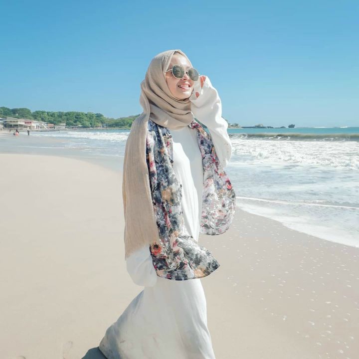 7 Inspirasi Outfit ke Pantai untuk Hijaber