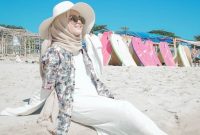 7 Inspirasi Outfit ke Pantai untuk Hijaber