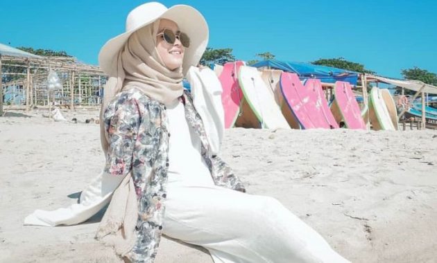 7 Inspirasi Outfit ke Pantai untuk Hijaber