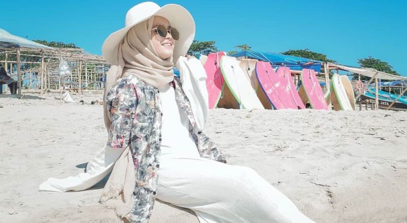 Outfit hijab ke pantai