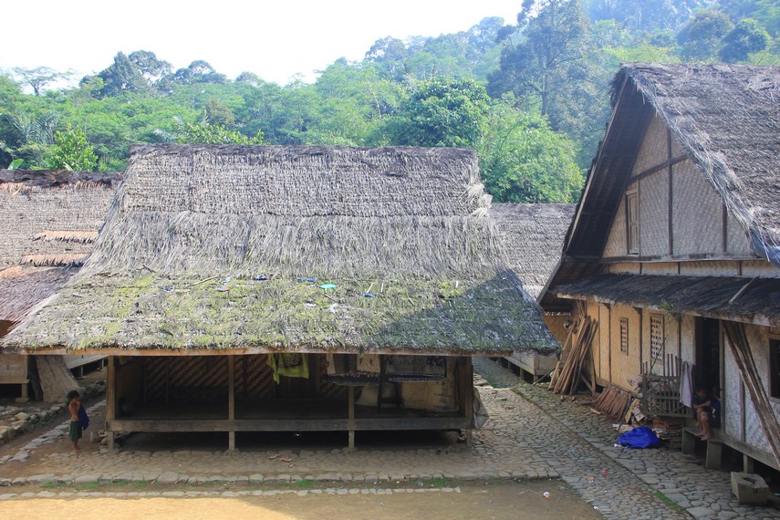 Gambar rumah adat di indonesia]