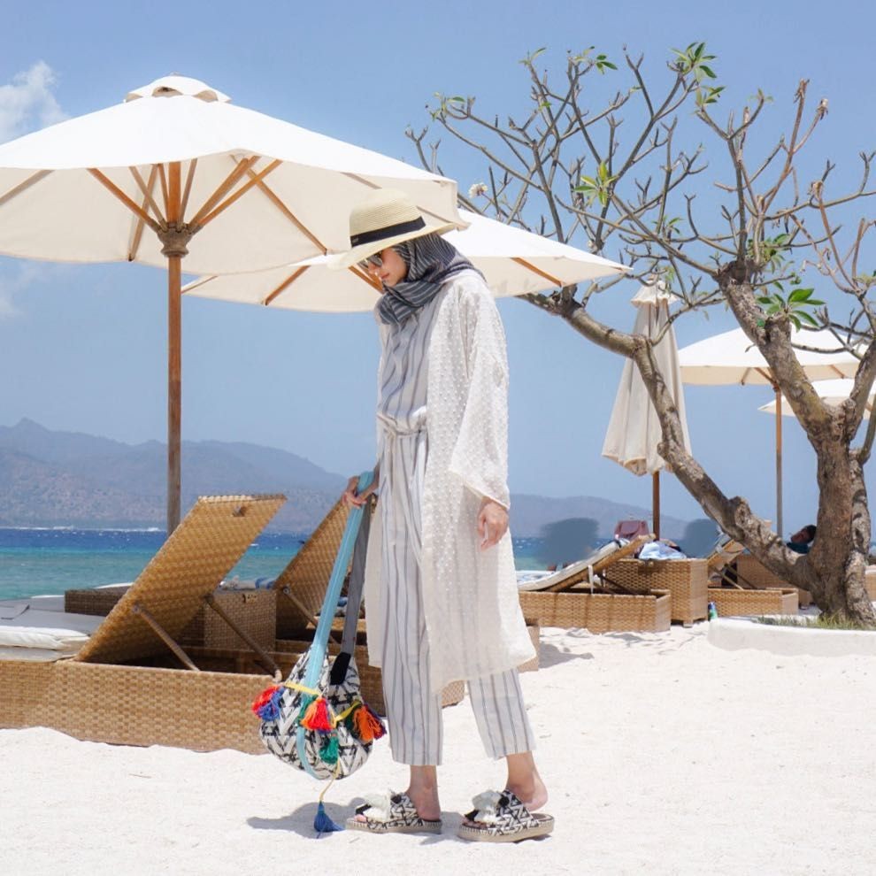 7 Inspirasi Outfit ke Pantai untuk Hijaber