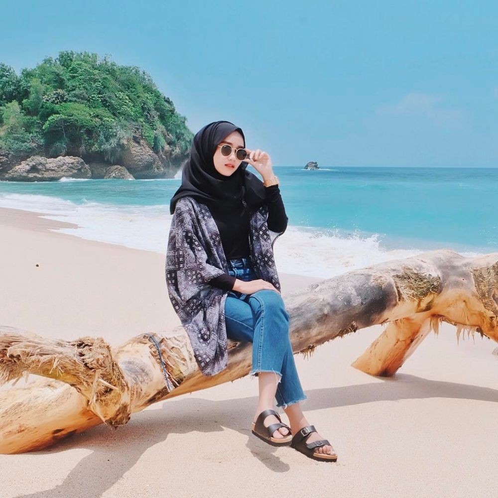 7 Inspirasi Outfit ke Pantai untuk Hijaber