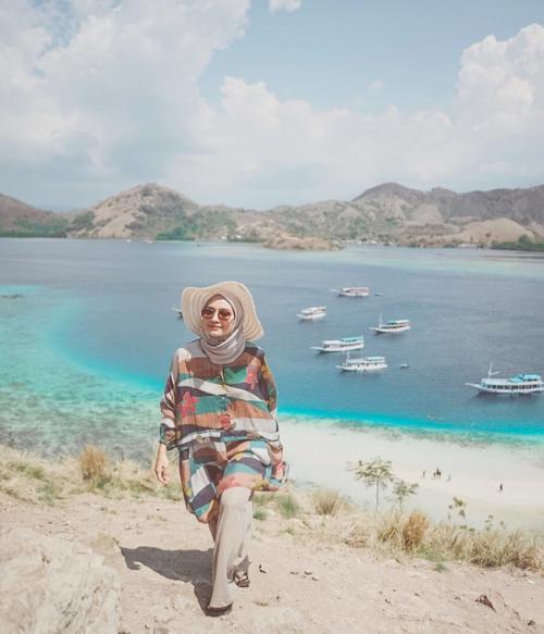 7 Inspirasi Outfit ke Pantai untuk Hijaber