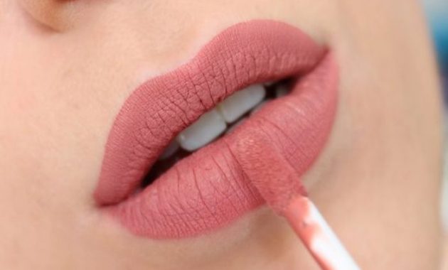 8 Rekomendasi Warna Lipstik yang Cocok untuk Bibir Hitam