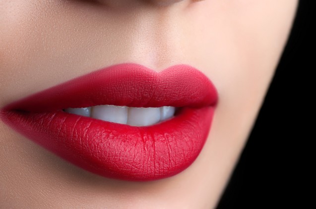 8 Rekomendasi Warna Lipstik yang Cocok untuk Bibir Hitam