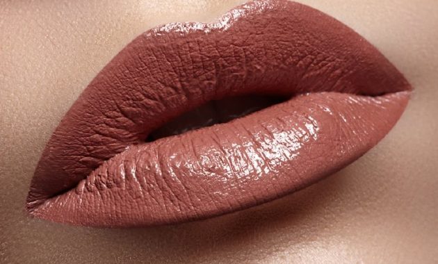 8 Rekomendasi Warna Lipstik yang Cocok untuk Bibir Hitam