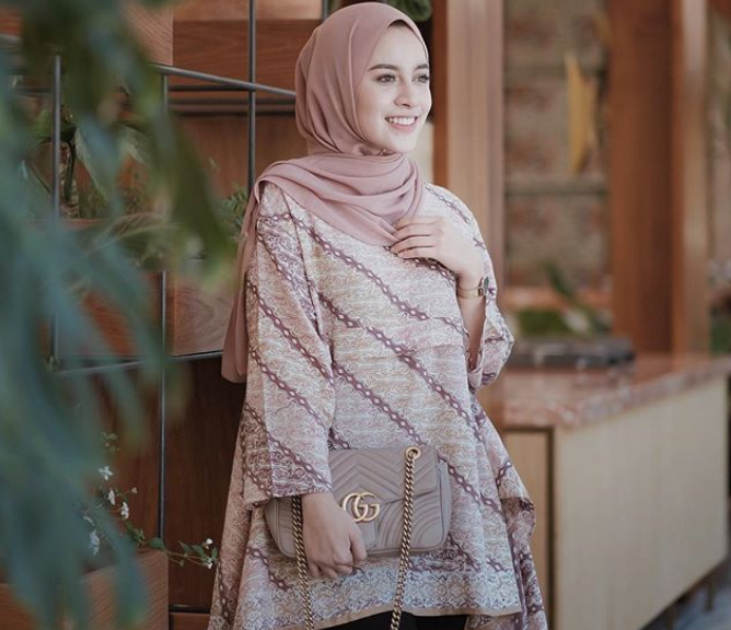 10 Inspirasi Model Baju Batik yang Cocok untuk Pesta Pernikahan