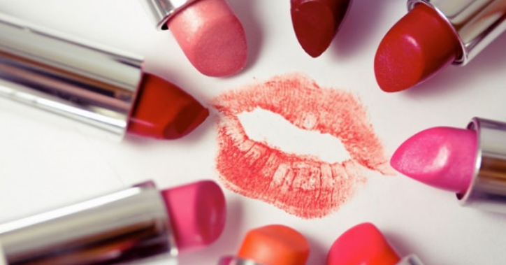 8 Warna Lipstik yang Cocok untuk Pemilik Bibir Tebal