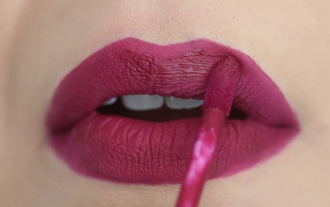 8 Warna Lipstik yang Cocok untuk Pemilik Bibir Tebal