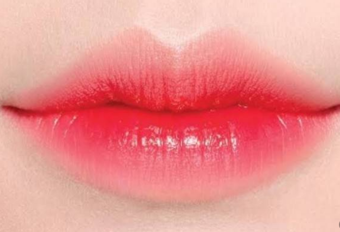 8 Warna Lipstik yang Cocok untuk Pemilik Bibir Tebal