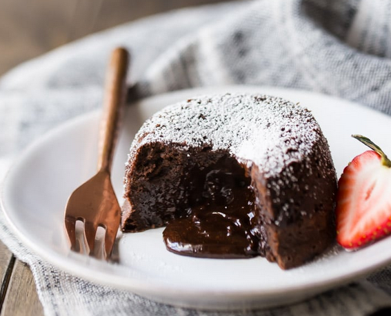 Mulai dari kue hingga es krim, semuanya berhasil membuat penikmatnya ketagihan. Salah satu dessert yang sedang hits saat ini adalah lava cake.