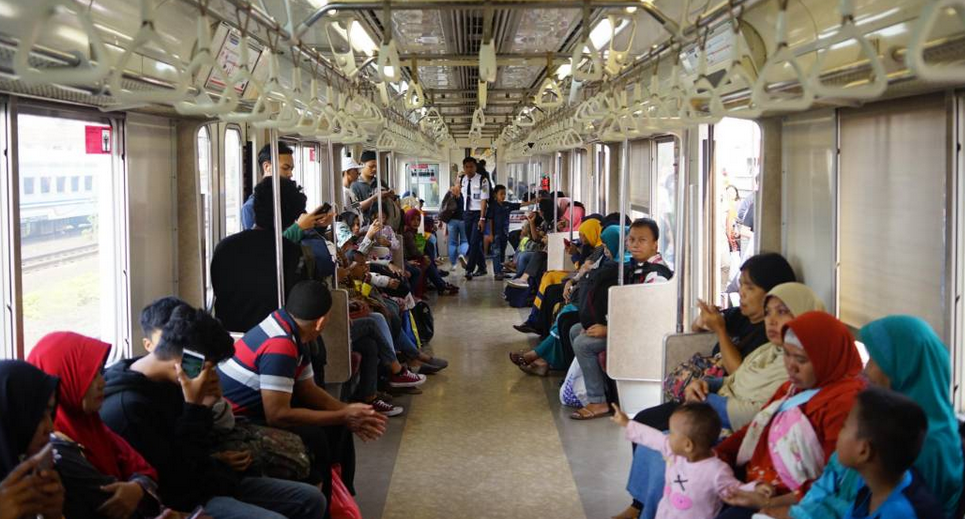 6 Tips Aman Naik KRL di Tengah Pandemi