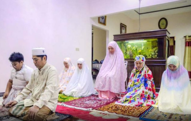 Bagaimana Hukum Melaksanakan Shalat Tarawih di Rumah?