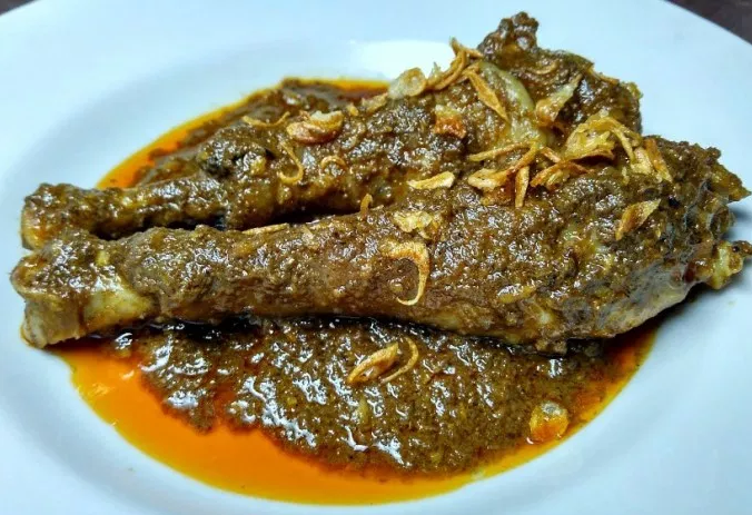 Olahan ayam kampung tidak hanya enak digoreng garing. Tapi, juga enak diolah dengan paduan bumbi rempah seperti rendang hingga opor. Nah, kamu bisa mendapatkan resepnya di bawah ini, ya.