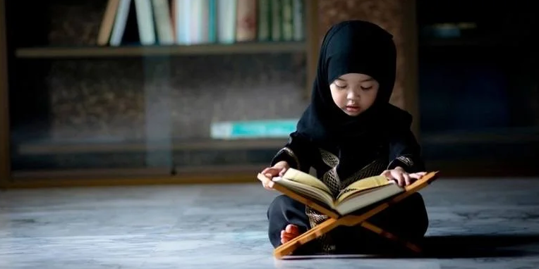 6 Cara Agar Anak Terbiasa Membaca Al-Qur'an Selama Ramadhan