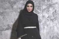 7 Inspirasi Fashion Hijab Elegan Serba Hitam Ala Zaskia Sungkar