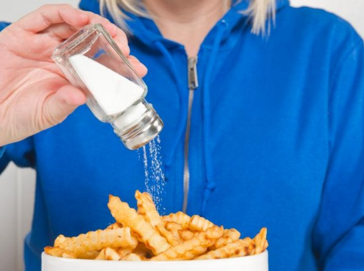 10 Bahaya Terlalu Sering Mengonsumsi Makanan Asin