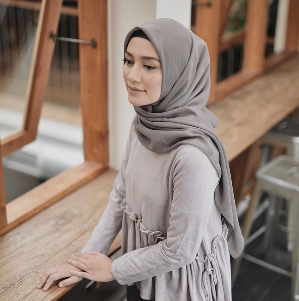 10 Fashion Hijab yang Membuatmu Tampak Lebih Muda