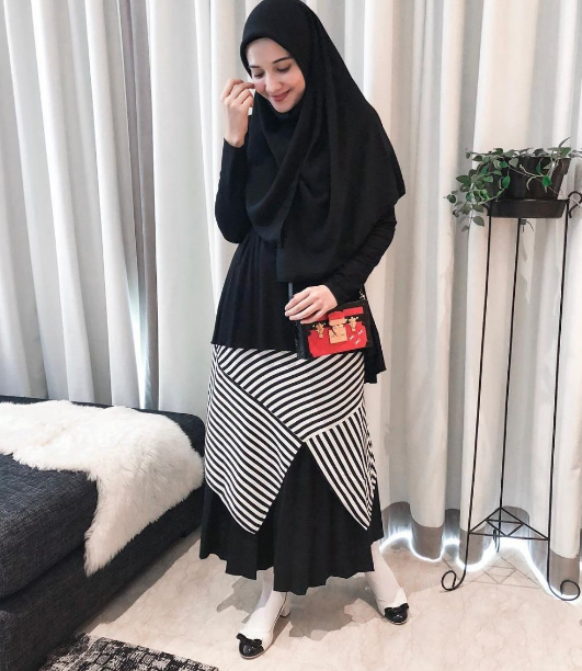 7 Inspirasi Fashion Hijab Elegan Serba Hitam Ala Zaskia Sungkar