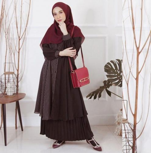 7 Inspirasi Fashion Hijab Elegan Serba Hitam Ala Zaskia Sungkar