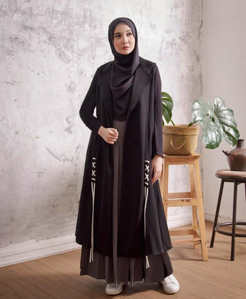 7 Inspirasi Fashion Hijab Elegan Serba Hitam Ala Zaskia Sungkar