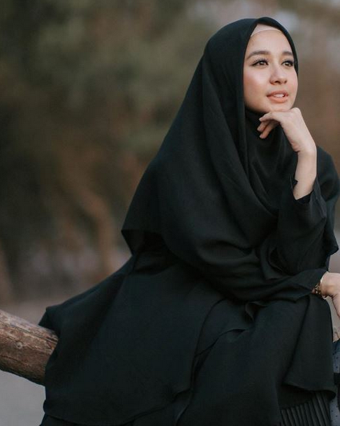 10 Ide Fashion Muslim Bernuansa Hitam Ala Laudya Cynthia Bella