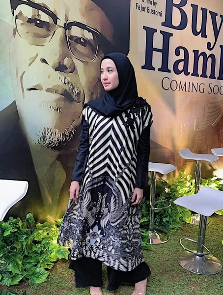 10 Ide Fashion Muslim Bernuansa Hitam Ala Laudya Cynthia Bella