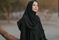 10 Ide Fashion Muslim Bernuansa Hitam Ala Laudya Cynthia Bella